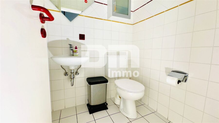 Ladeneinheit und Büro / Praxisfläche teilvermietet im Paket mit umfangreicher Ausstattung - Einheit 1 WC